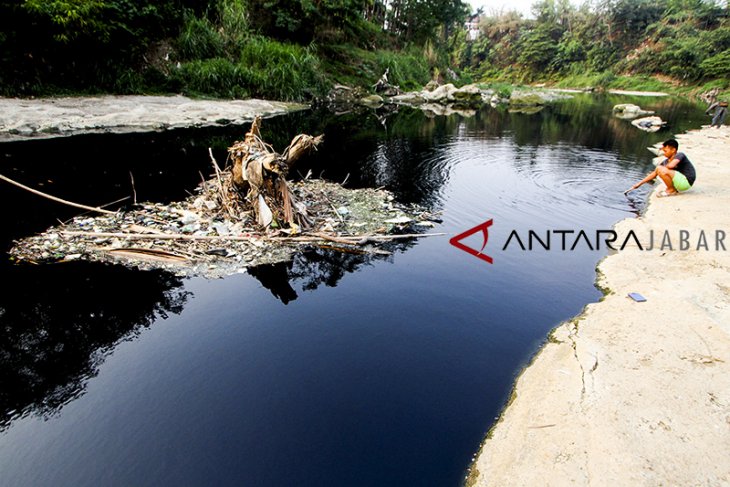 Sungai Cileungsi tercemar limbah