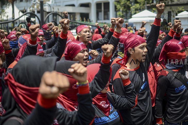 Tuntut kenaikan upah