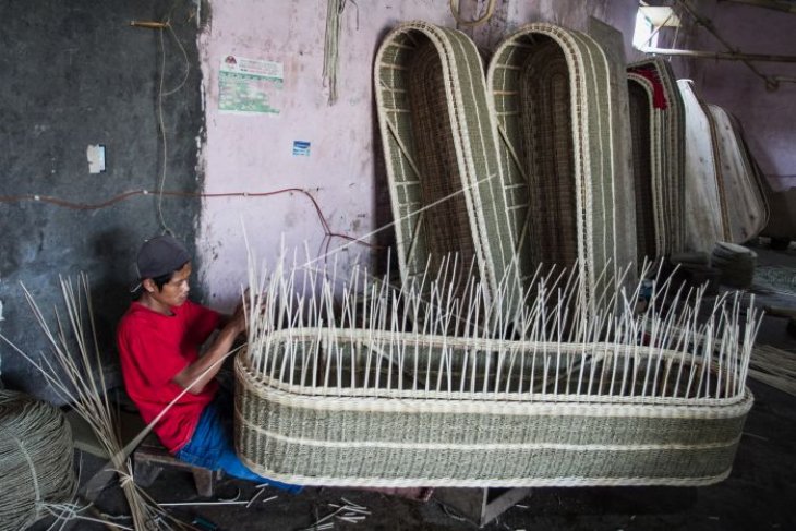 Kerajinan peti mati berbahan rotan