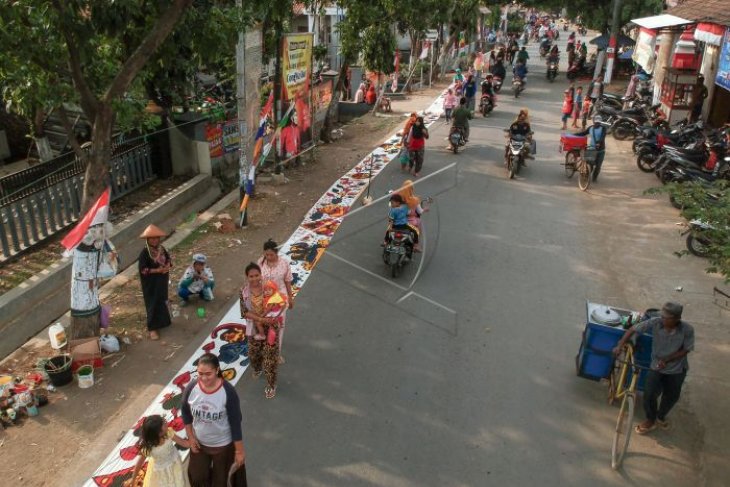 Melukis kain batik