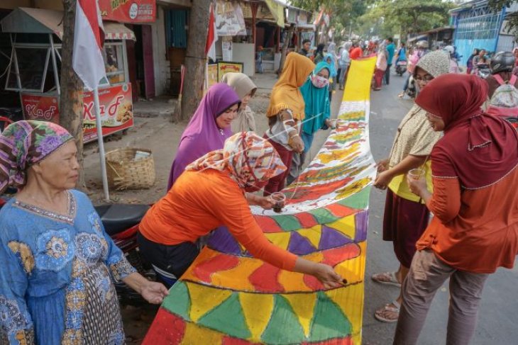 Melukis kain batik