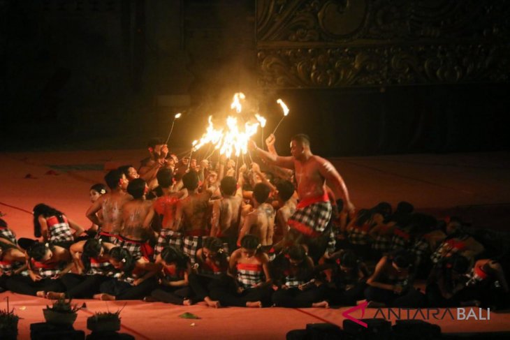 Parade cak Nawanatya tampilkan tradisi