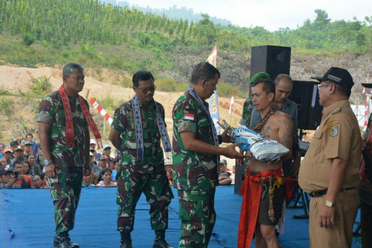 Warga perbatasan serahkan senpi