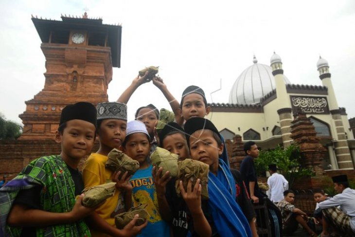 Tradisi bukak luwur Sunan Kudus