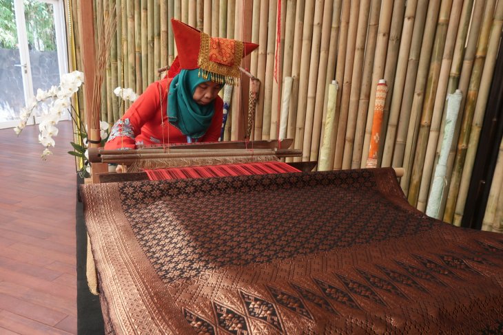 IMF-WB - Craftswomen show beauty of pandai sikek woven cloth