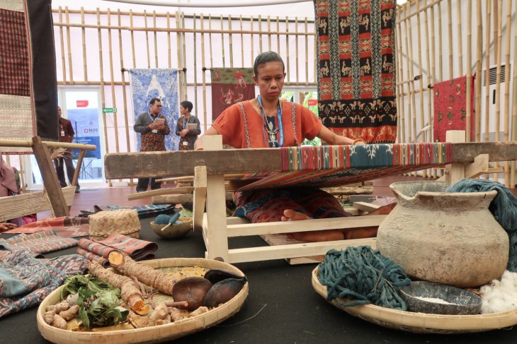 IMF-WB - Sumba ikat woven fabric attracts IMF-WB delegates