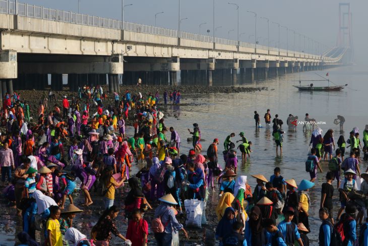 Aksi Bersih Pantai Di Suramadu