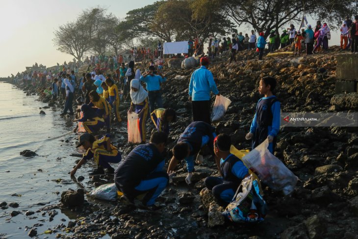 Aksi Bersih Pantai Di Suramadu