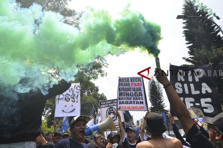 Aksi suporter Persib Bandung