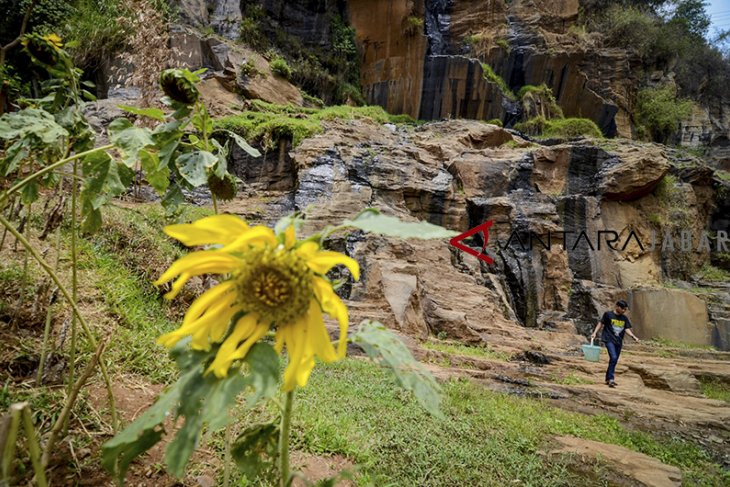 Curug Batu Templek mengering