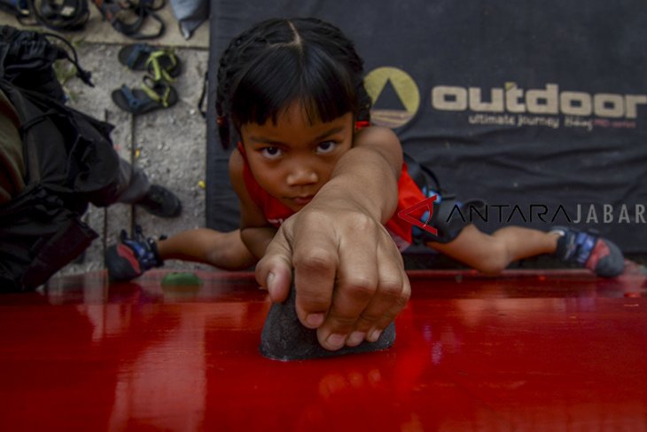 Edukasi wall climbing bagi anak