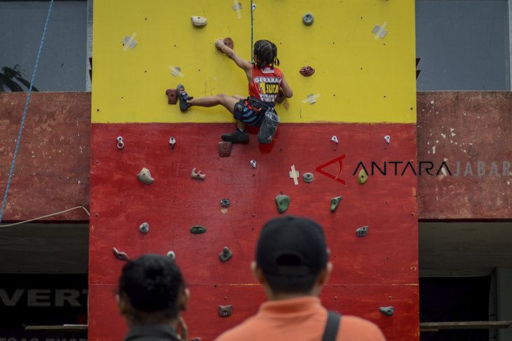 Edukasi wall climbing bagi anak