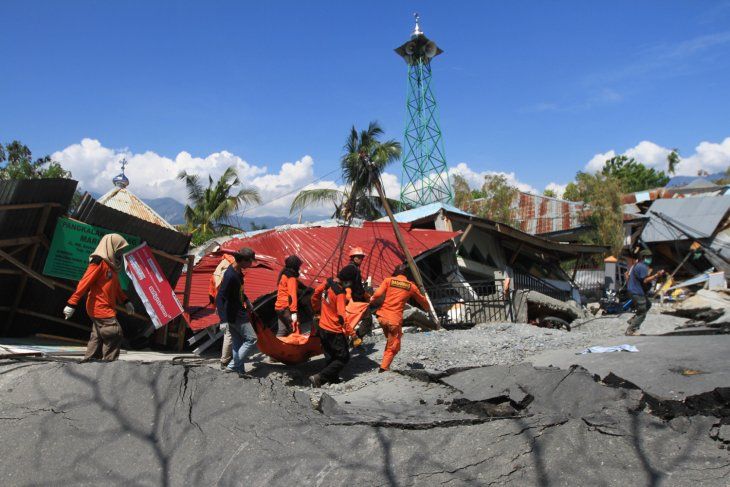 Evakuasi Korban Gempa di Palu Selatan