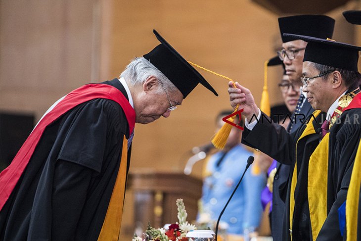 Gelar kehormatan doktor honoris causa
