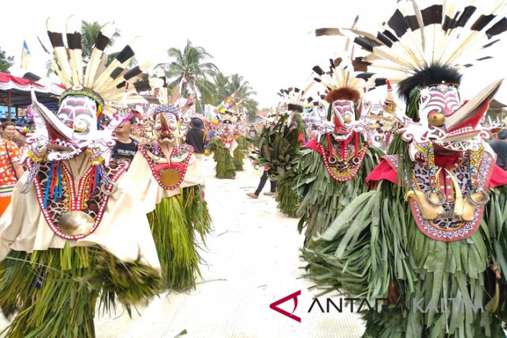 ATRAKSI TARI HUDOG PADA FESTIVAL HUDOG CROSS BORDER DI MAHAKAM HULU