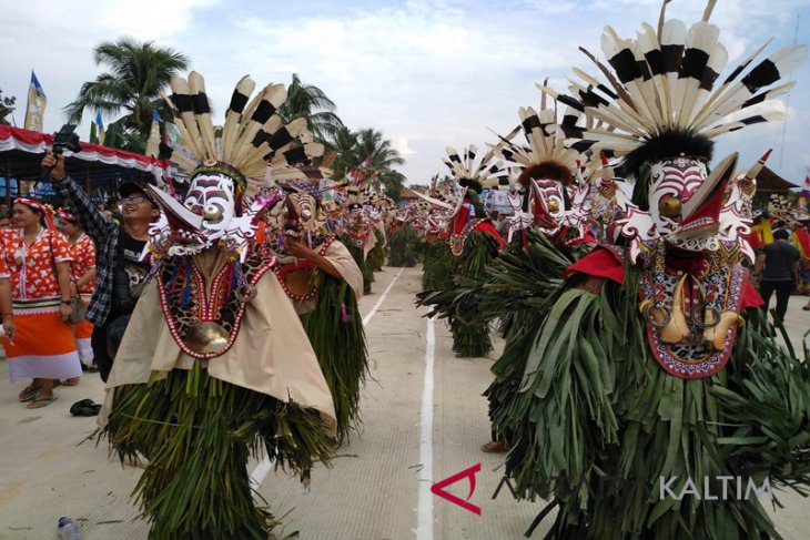 ATRAKSI TARI HUDOG PADA FESTIVAL HUDOG CROSS BORDER DI MAHAKAM HULU