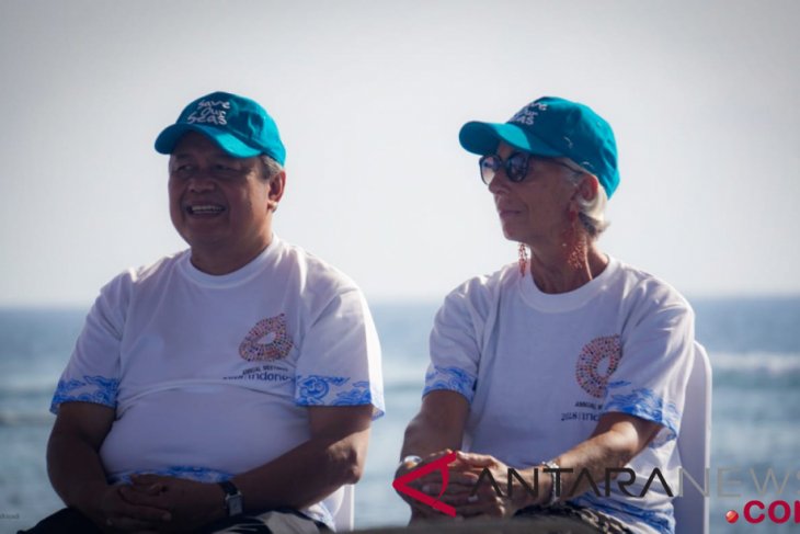 Indonesian, IMF officials plant coral reefs in Nusa Dua
