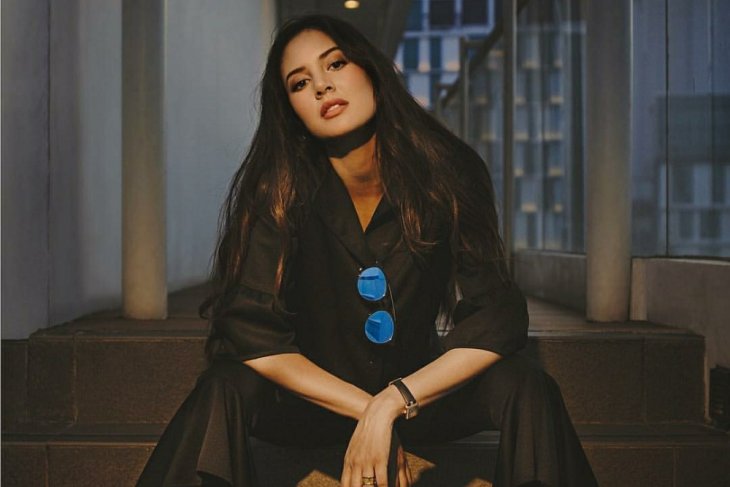 Link download buku PDF 'Broken Strings' karya Aurelie Moeremans