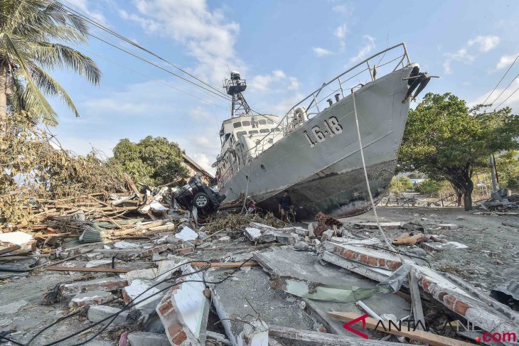 Kapal TNI AL Terdampar Akibat Tsunami