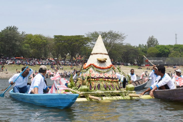 Larung Sesaji Waduk Bening