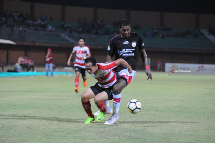 Persipura Imbangi MU