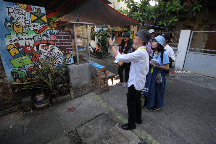 Mahasiswa Asing Kunjungi Kampung Di Surabaya