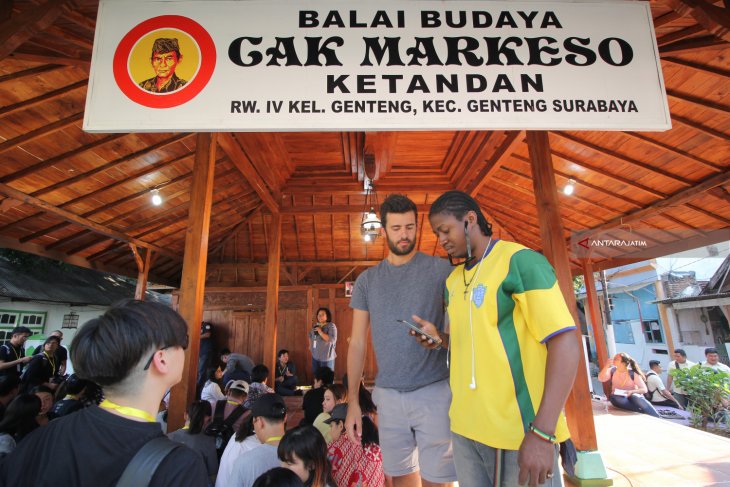 Mahasiswa Asing Kunjungi Kampung Di Surabaya