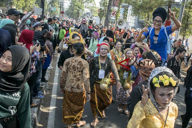 Parade kesenian Lengser Ambu