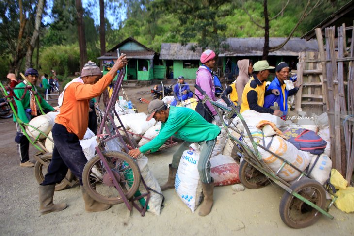 Penambang Belerang Gunung Ijen