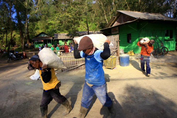 Penambang Belerang Gunung Ijen