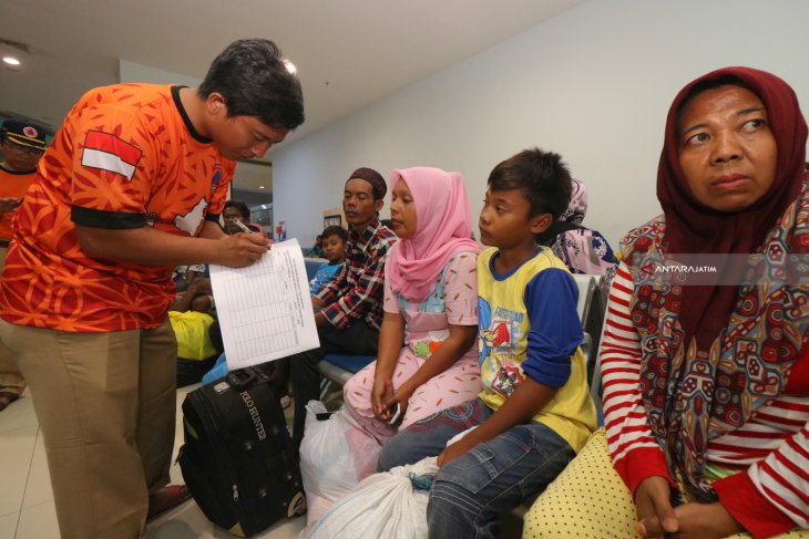 Pengungsi Tiba Di Tanjung Perak