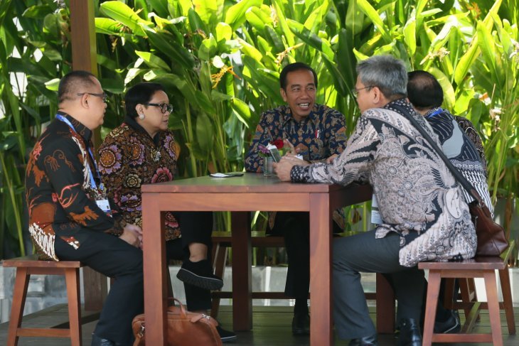 Presiden Jokowi Ngopi Bareng Menteri