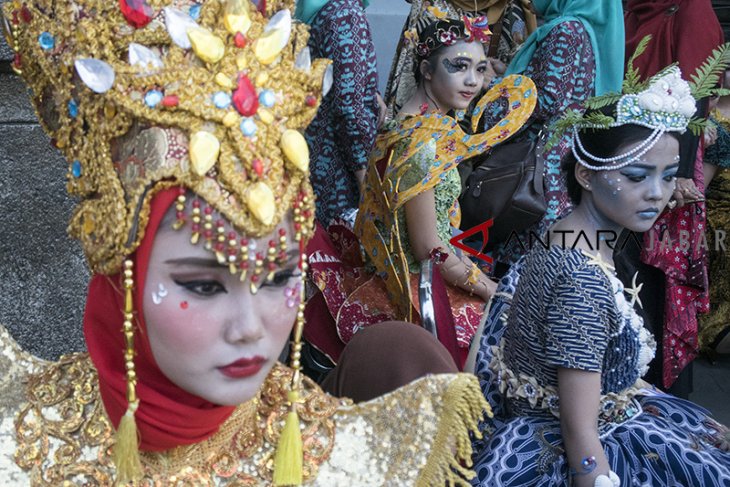 Semarak berbusana batik Jabar