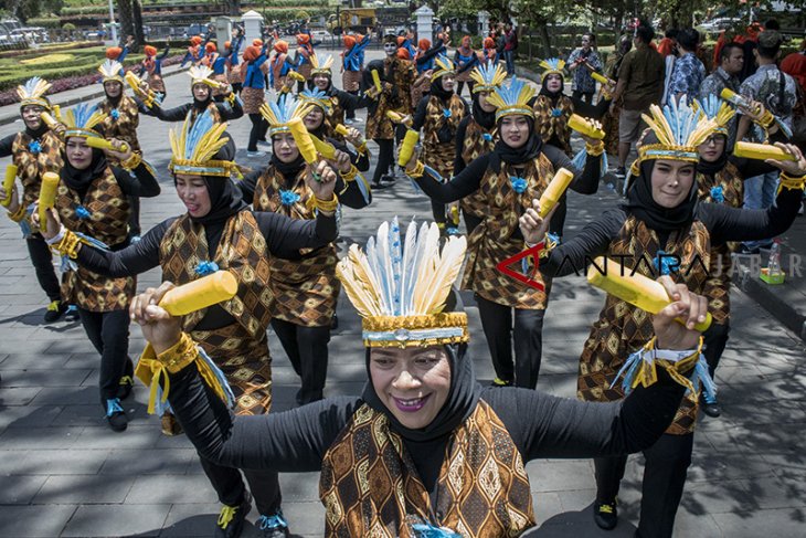 Semarak berbusana batik Jabar