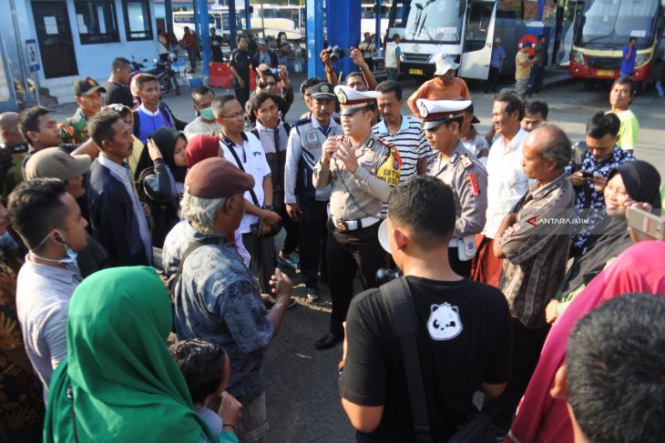 Simulasi Gempa Di Terminal