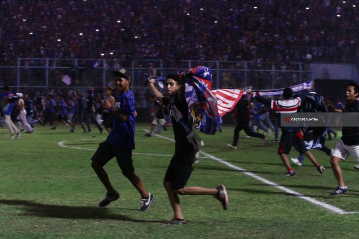 Suporter Masuk Lapangan