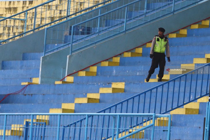 Tribun Stadion Kanjuruhan Kosong