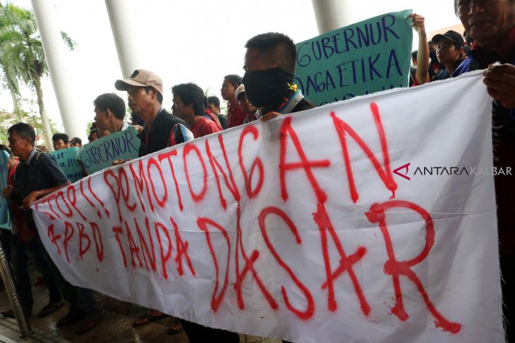 Aksi damai di Kantor Gubernur Kalbar