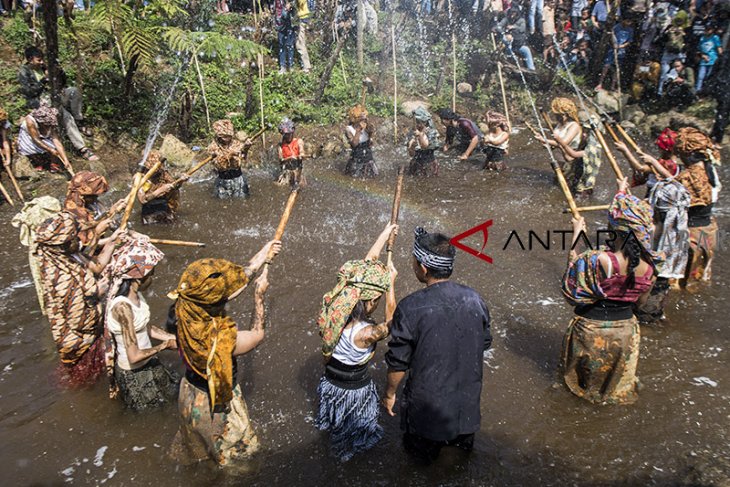 Upacara adat membersihkan mata air