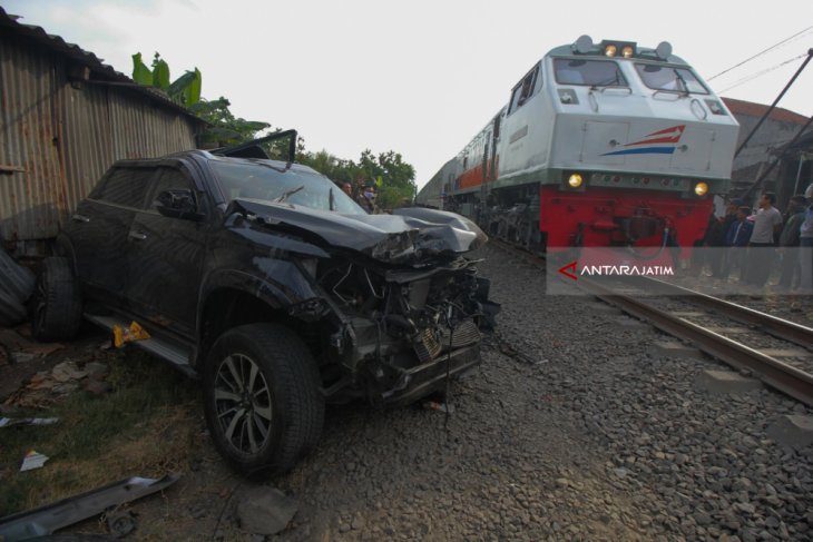 Tabrakan KA dengan Mobil