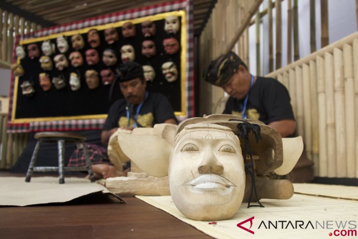 IMF-WB - Balinese mask craftsmen show off skills at Indonesian Pavilion