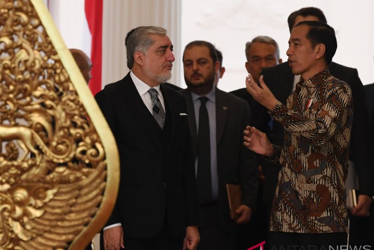 President discusses bilateral relations with Afghan government`s chief executive