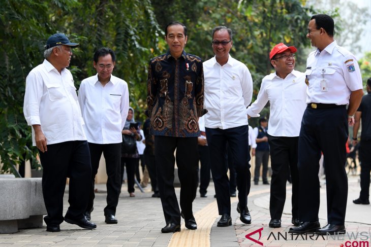 Jokowi observes public facilities at GBK sports complex
