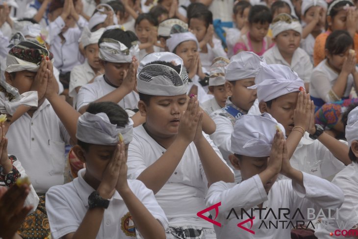 Perayaan Hari Saraswati di Bali