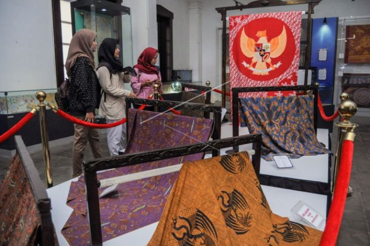 Batik motif Garuda Pancasila