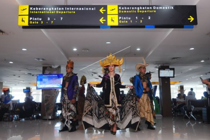 Peragaan busana batik di Bandara