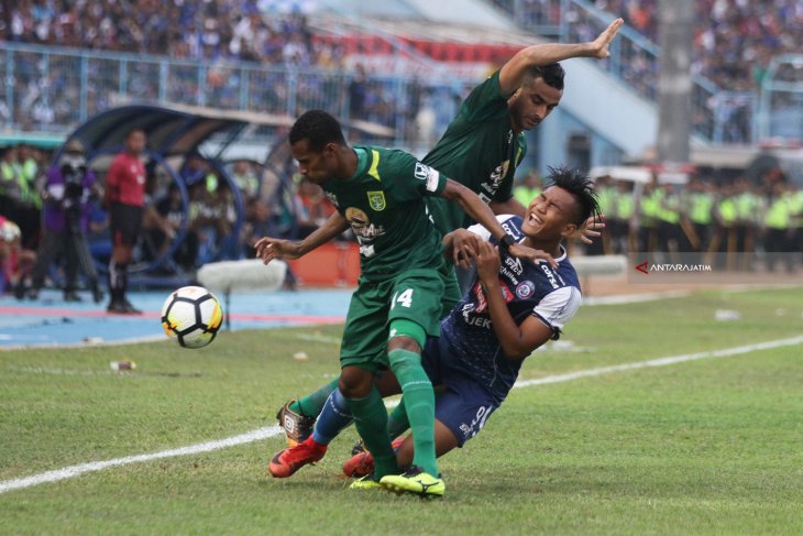 Arema Kalahkan Persebaya