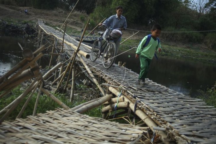 Jembatan bambu sungai Bengawan Solo
