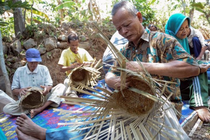 Kerajinan anyaman bambu