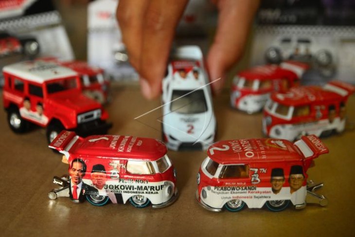 Mobil mainan bergambar pasangan calon presiden